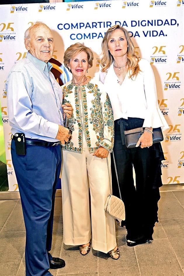 Adriana Ibarra de Bremer. RECIBIR LA SAGRADA COMUNIÓN. Aparecen: Fausto Ibarra, Julia de la Garza de Ibarra y Adriana Ibarra de Bremer