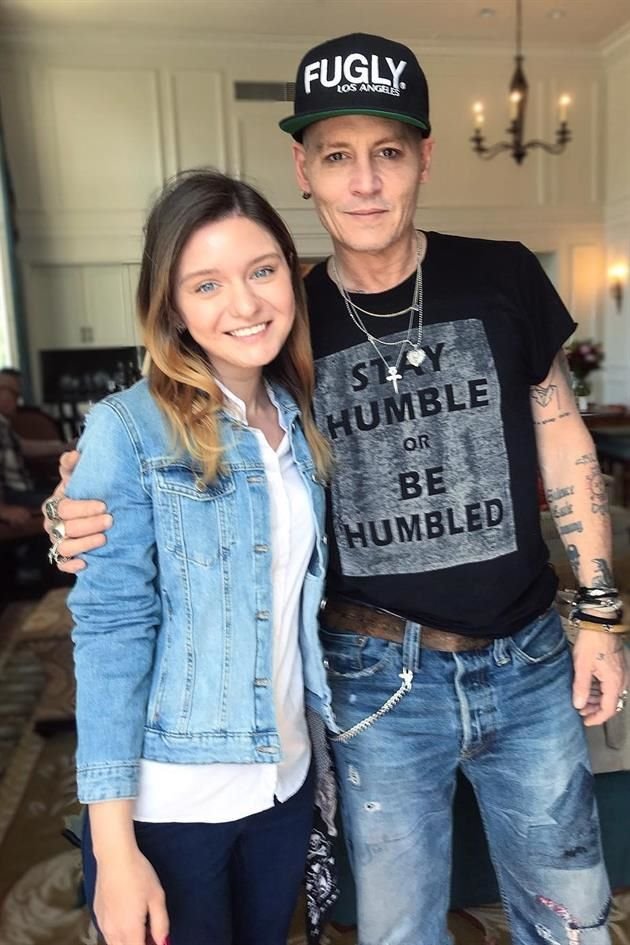Un par de fotos compartidas por fans rusas muestran a Johnny Depp muy delgado; su aspecto preocupa en redes sociales.