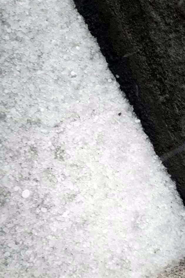 En la Colonia Misión de Fundadores en Apodaca, se reportó la caída de granizo.