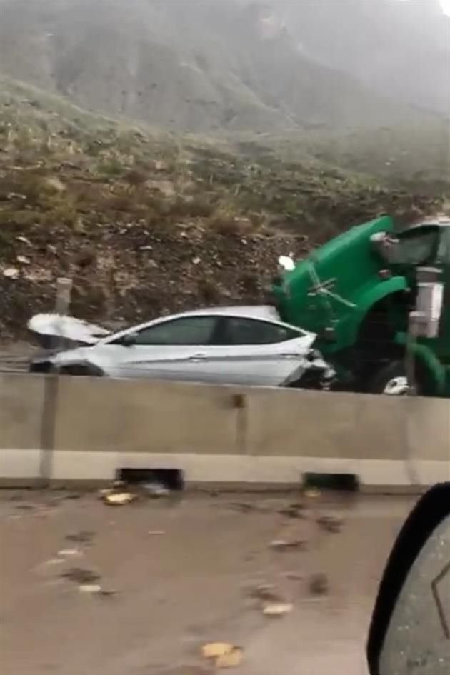  En la Autopista a Saltillo hubo deslaves y accidentes.