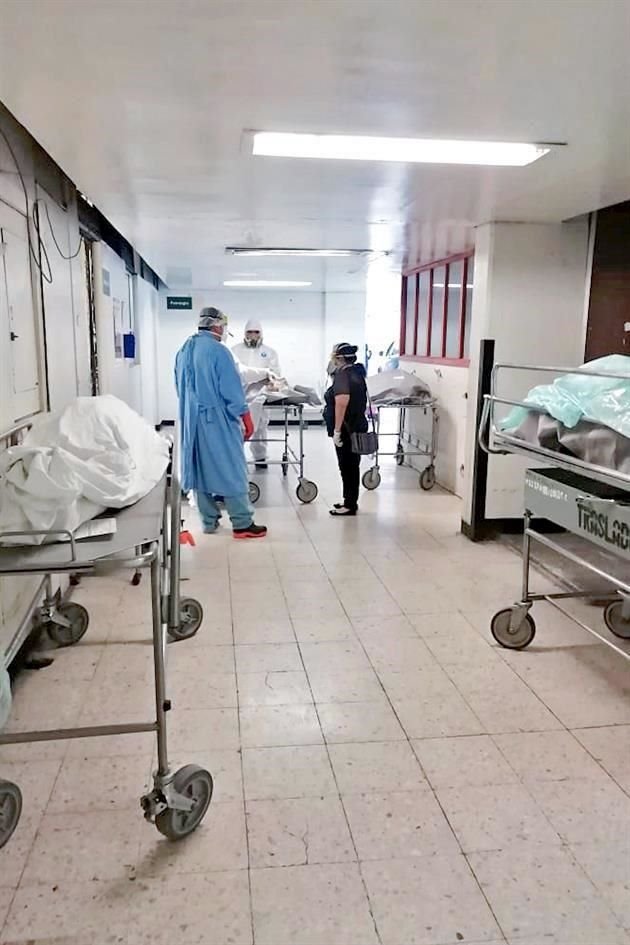 En el Hospital General de Zona 27 del IMSS, de Tlatelolco, denunciaron que, por la saturación, los cuerpos están hasta en pasillos fuera del área de Patología.