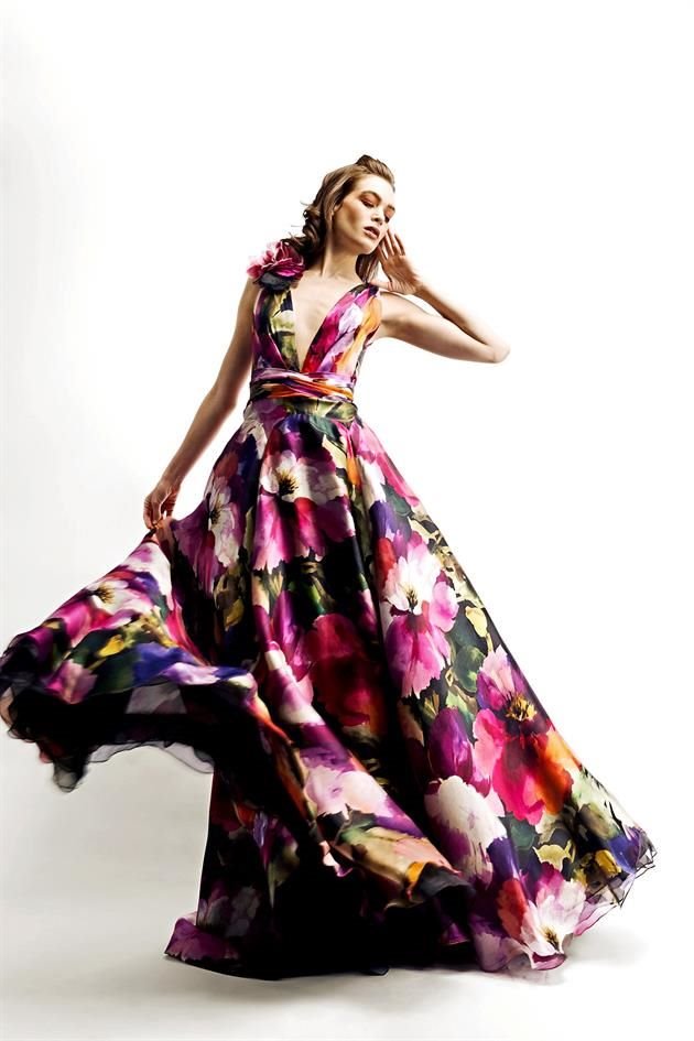 Las siluetas con grandes vuelos son las predilectas de las mujeres femeninas.