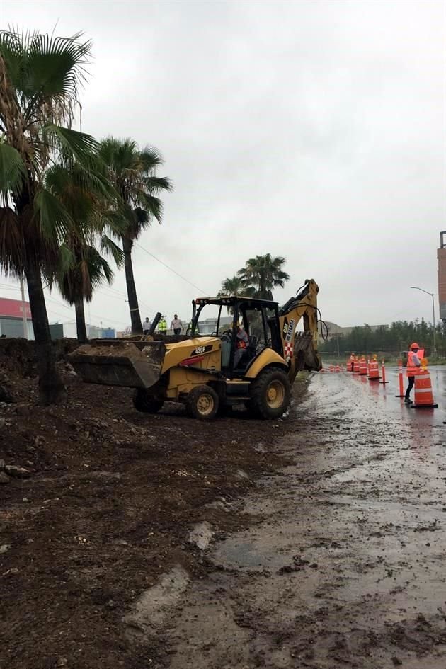 La obra se inició con el derrumbe de un muro ornamental en el camellón y la reubicación de cableado eléctrico.
