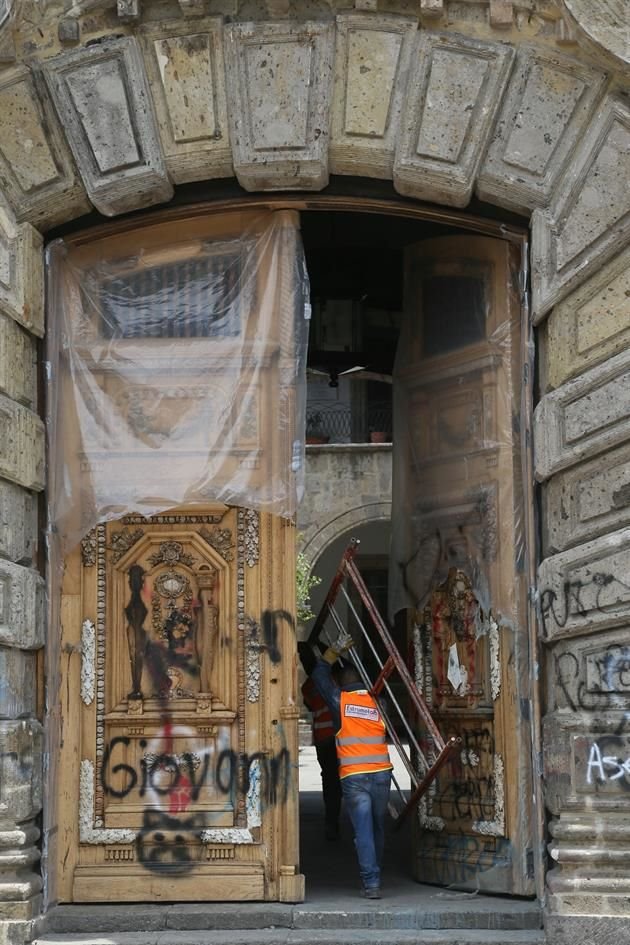 El sábado, manifestantes arrojaron una bomba molotov a la puerta principal de la sede del Gobierno.