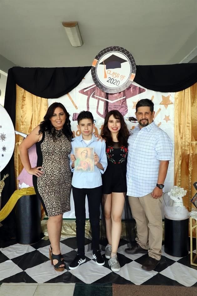 Yesenia Ríos de Flores, JoseAngel Maximiliano Flores Ríos, Isabella Donatella Flores Ríos y José Ángel Flores Carmona
