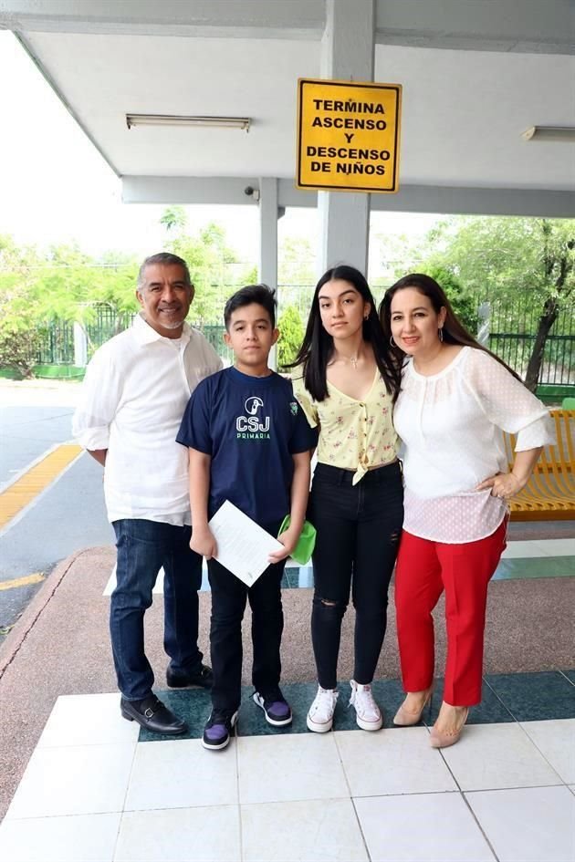 Carlos Bazán, Diego Bazán Valdez, Karla Bazán Valdez y Deyanira Valdez de Bazán