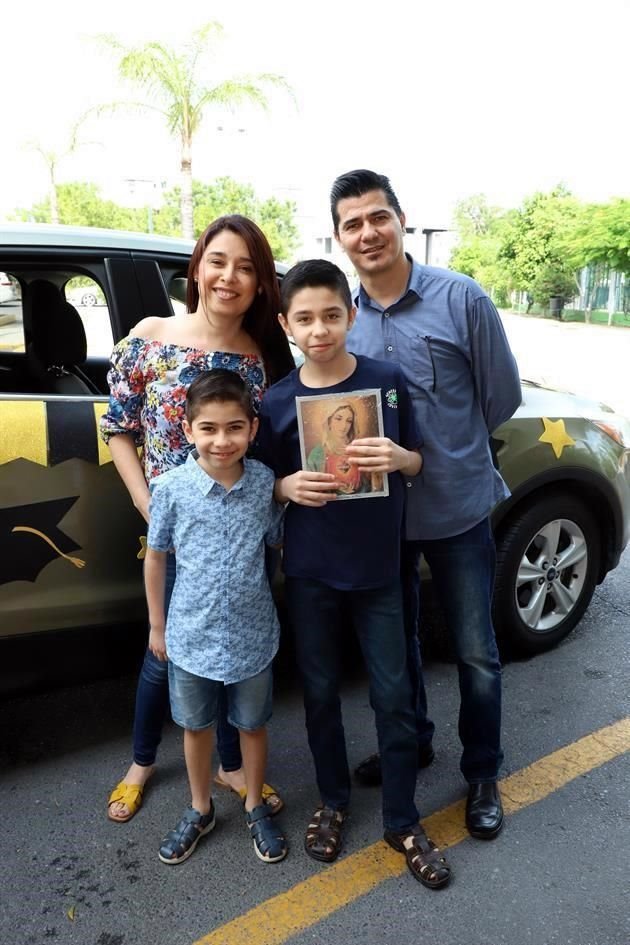Hannia Martínez de Pesina, Eduardo Pesina, Carlos Pesina Martínez y Eduardo Pesina Martínez