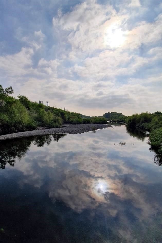 En alguna zonas, se pueden observar espejos de agua que reflejan las nubes, a la altura del Parque Fundidora.