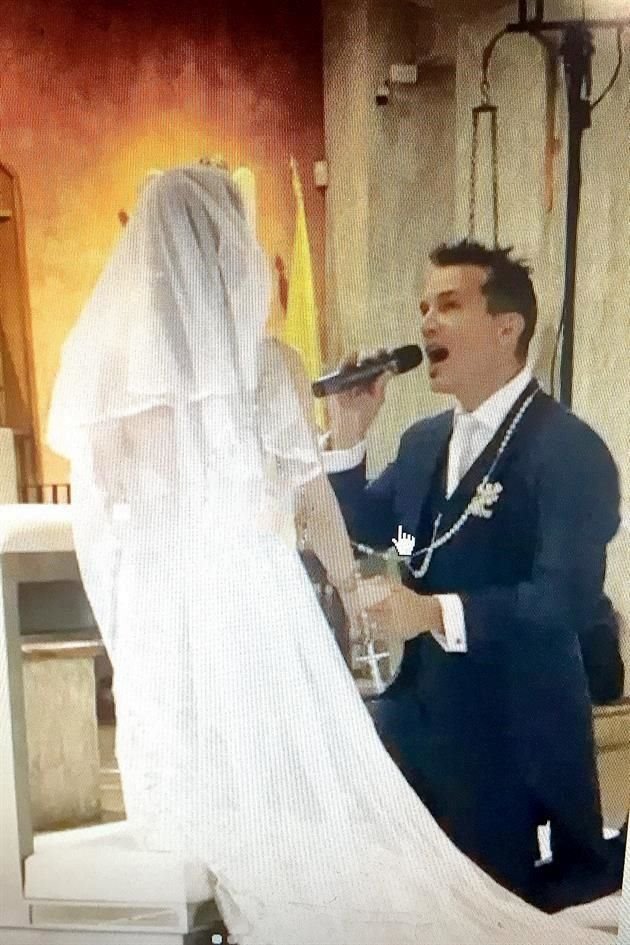 En la iglesia, Protasio le cantó a Karen Almaguer 'Eso y más', de Joan Sebastián y en la recepción 'Feeling good', de Michael Bublé.