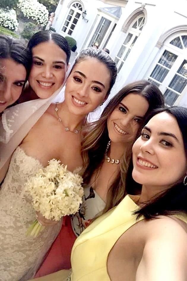 La novia con algunas amigas.