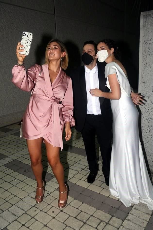 Aída Gutiérrez con los novios.