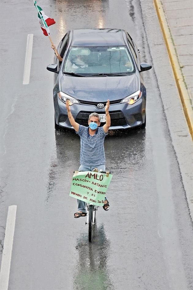 Personas en bicicleta también se unieron a la caravana.