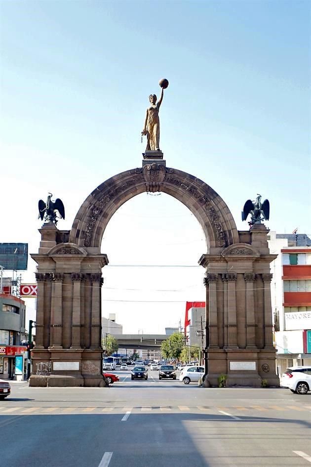 El Arco de la Independencia, en Madero y Pino Suárez, fue inaugurado en 1910.