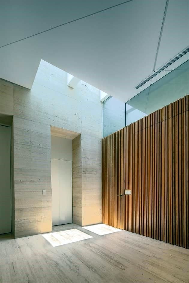 El proyecto está compuesto, en general, por un área social exterior e interior, entrada principal, áreas íntimas y sociales.<br>Además de cocina, sala de televisión, gimnasio y una alberca.