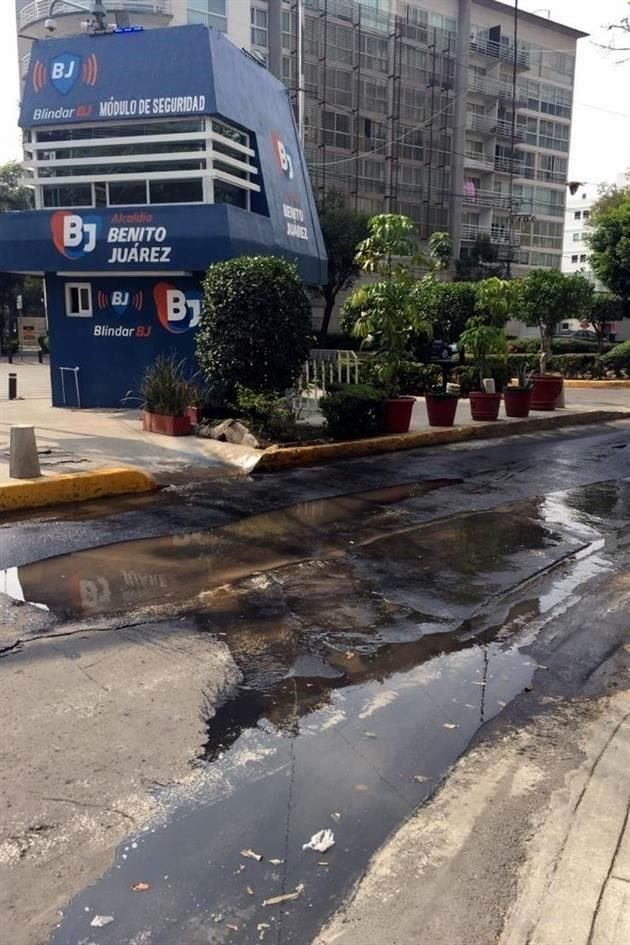 Vecinos del Pueblo de Xoco exhibieron cómo las calles han quedado destruidas y parchadas, tanto en banquetas como en el asfalto, por Mítikah.