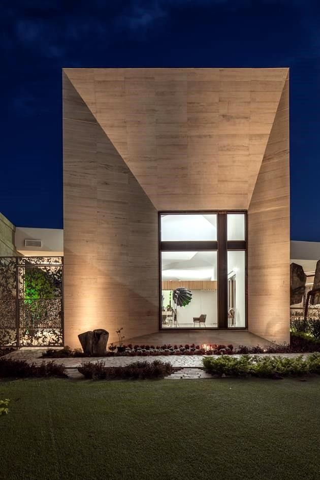 El área social, de la nueva casa, está conformada por piscina, baños, gimnasio, mirador, bar y teatro en casa.