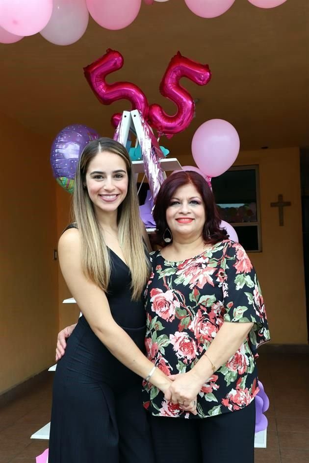 Anahí Leal y Lety Torres de Leal