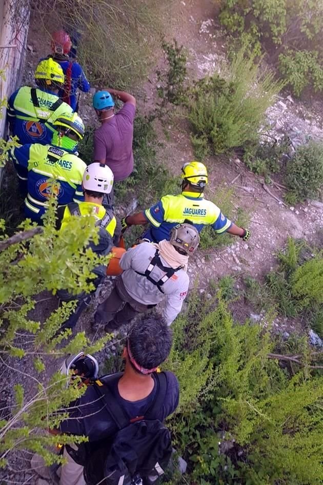 El deceso se confirmó a las 13:25 horas al llegar personal de la dependencia al sitio donde quedó el fallecido.