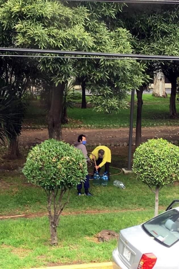 Habitantes de la Colonia Prado Churubusco, en Coyoacán, recolectan agua de los sistemas de riego de los jardines para llevar a sus casas.
