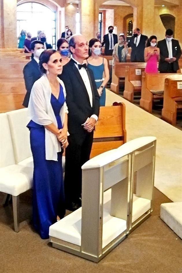 PAPÁS DEL NOVIO. Luz María de Fabre y Pablo Fabre