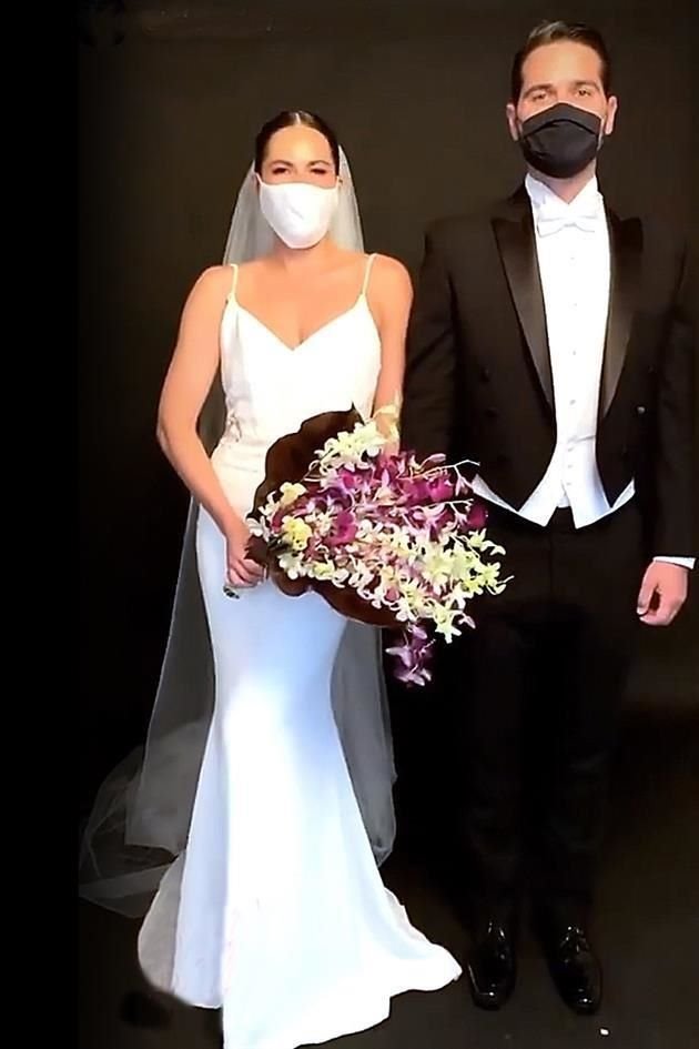 Para la foto del recuerdo de este día, y de esta época, los novios posaron en un sesión utilizando cubre bocas.