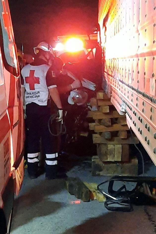Paramédicos de la Cruz Roja y de las ambulancias UMT trabajaron por más de una hora para liberar al conductor, quien no había sido identificado.