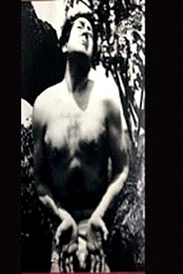 Foto de Siqueiros, base para la creación de 'Nuestra Imagen actual'. Un hombre con las manos en escorzo abiertas, esperando, exigiendo con cabeza de piedra, incapaz a la reflexión.