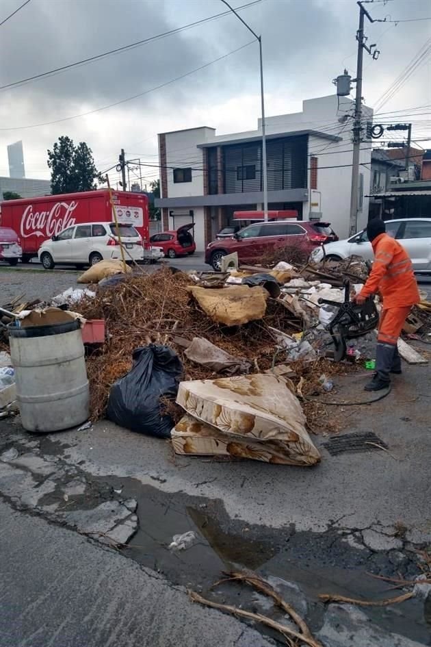 Según vecinos, es excesiva la acumulación de basura en avenidas como Insurgentes y Gonzalitos, por ejemplo, donde no se permite el flujo libre de agua.