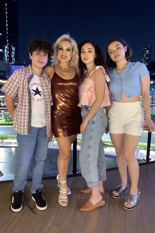 Rolando Salinas Aguirre, Diana Irizabella Aguirre Limón, Fernanda Salinas y JImena Salinas