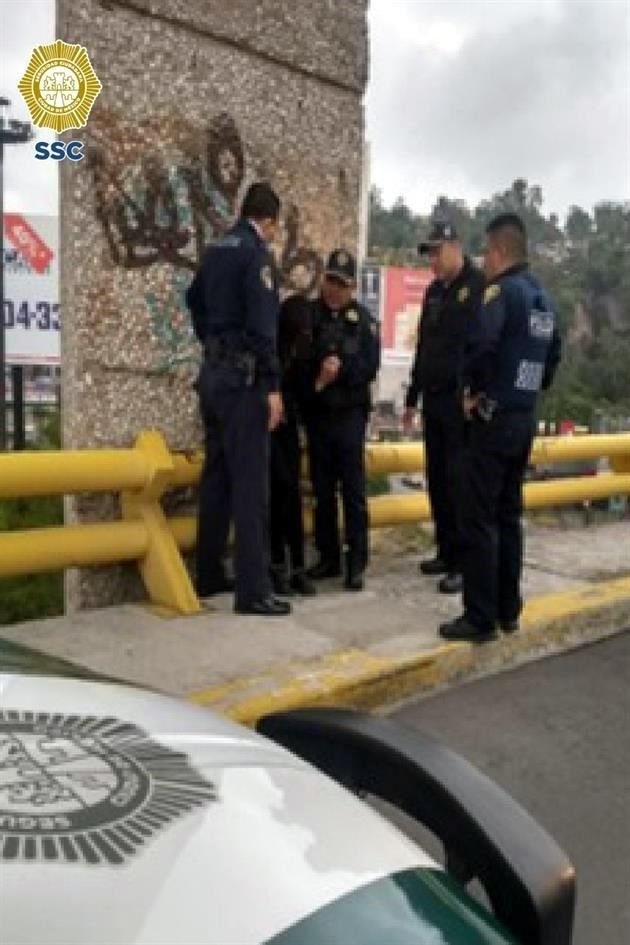 Los policías lograron evitar que la mujer se arrojara del puente.