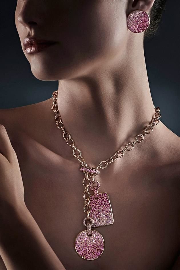 Collares con eslabones y piedras rosadas.