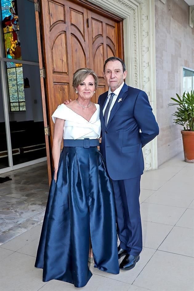 PAPÁS DEL NOVIO. Marylinda Marcos de Fernández y Carlos  Fernández Sepúlveda