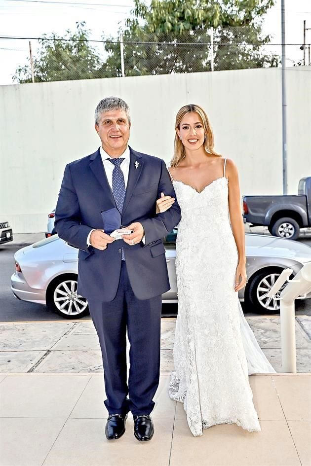La novia del brazo de su papá Luis Segura Glasche