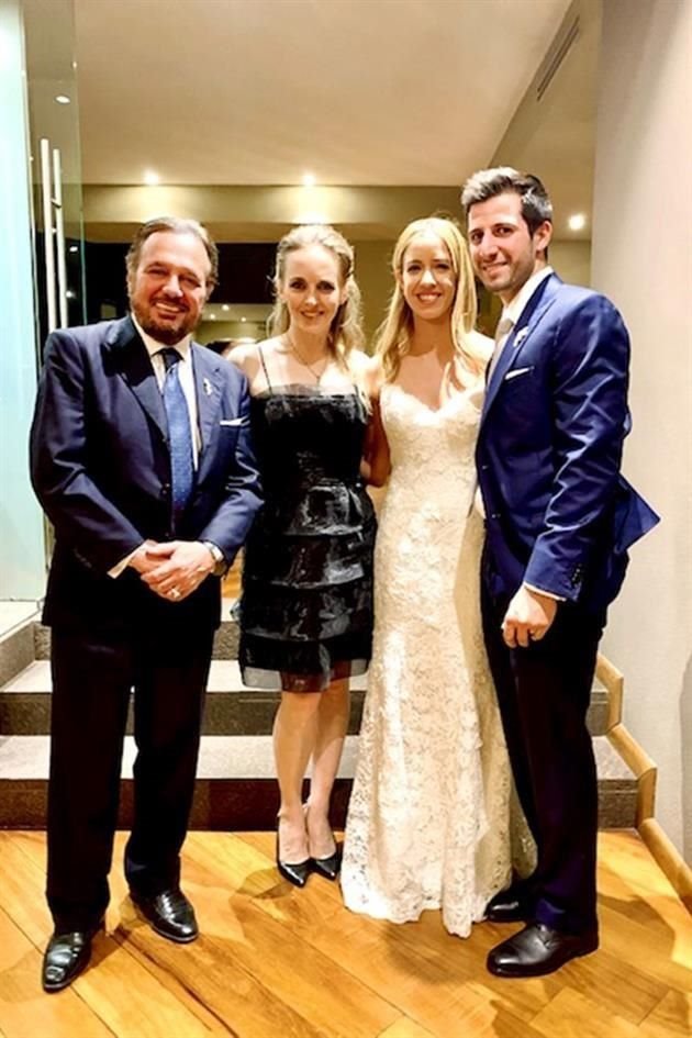Gilberto Marcos Handal y Cecilia Navarro de Marcos con los novios