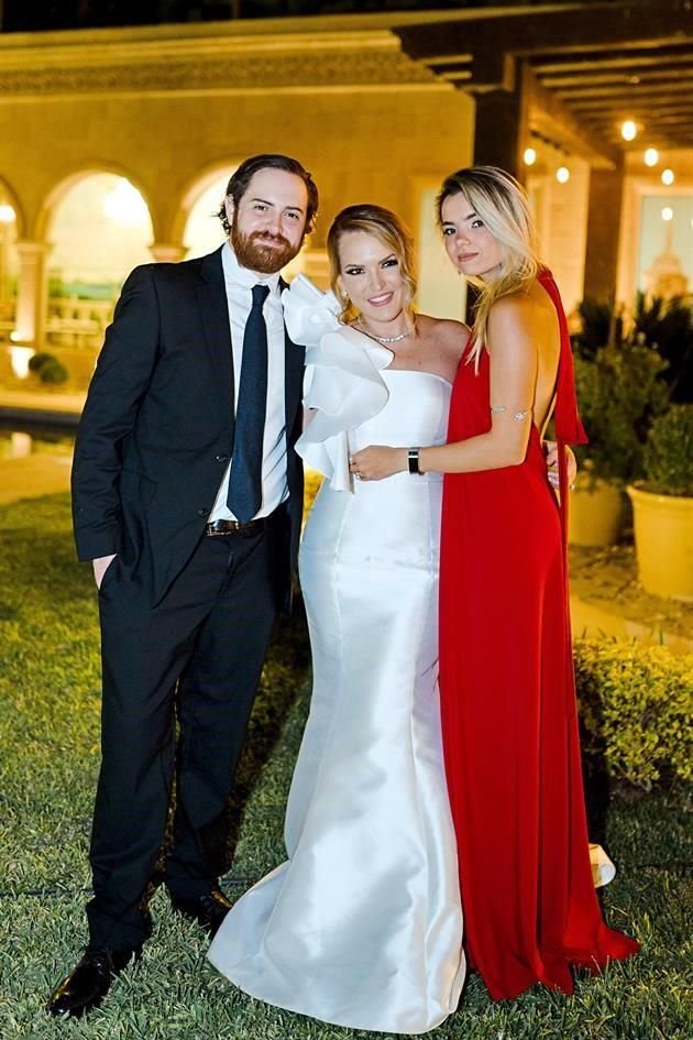 La novia con sus hermanos Sergio y Valeria Meade Villarreal