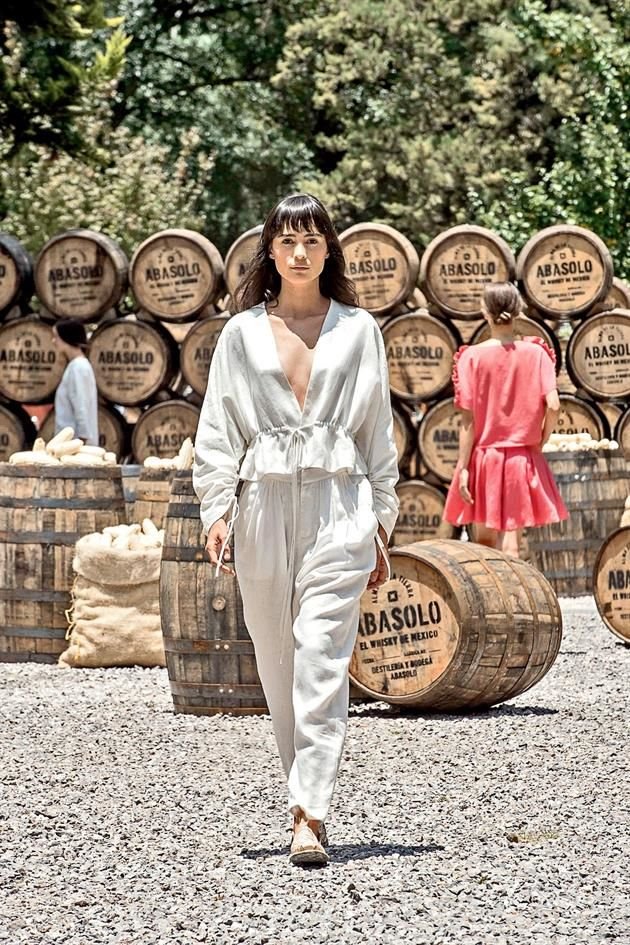 La firma mexicana Collectiva Concepción lanzó piezas holgadas para el deleite de sus seguidoras.