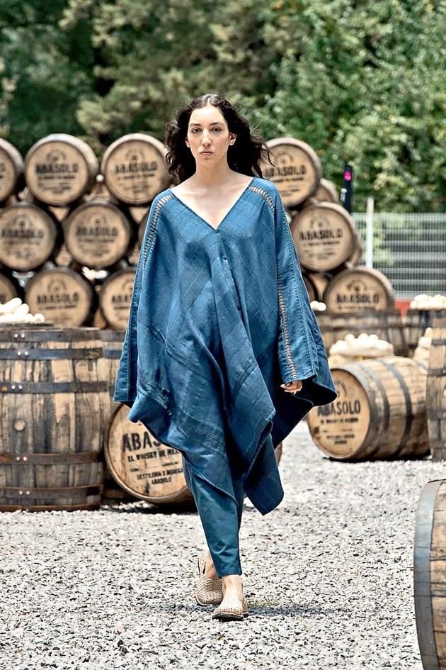 Telas de fibras naturales llenaron la pasarela.