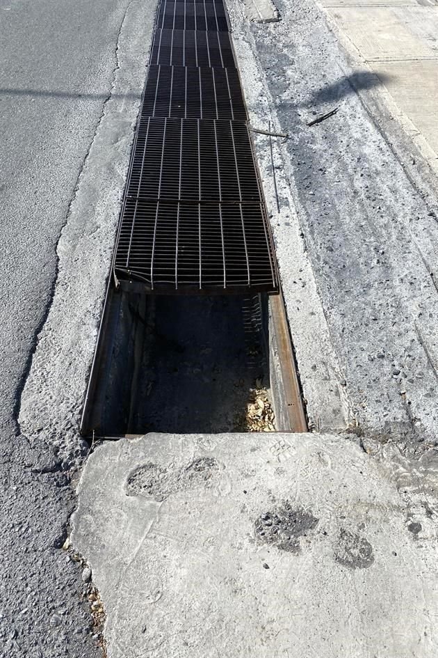 En Puerta de Hierro hay alcantarillas, como ésta, alargadas y con espacios abiertos, lo que representa un riesgo para peatones y automovilistas.