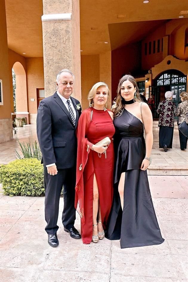 Raymundo Garza Barba, Eugenia Belden Rangel y Camila Garza