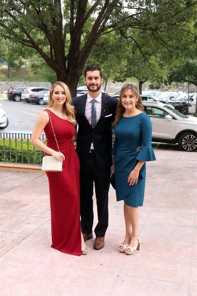 Paulina Suárez, Gustavo Garza y Carmen Saldaña de Garza