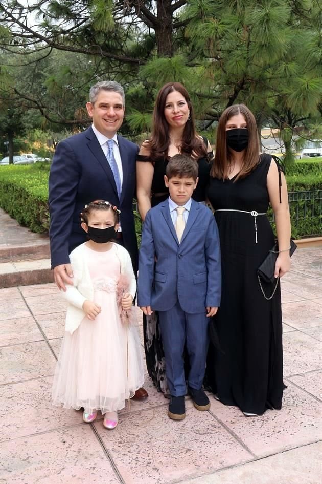 Ricardo Cuéllar, Jéssica Garza de Cuéllar, Mariel Cuéllar, Fabiana Cuéllar y Ricardo Cuéllar