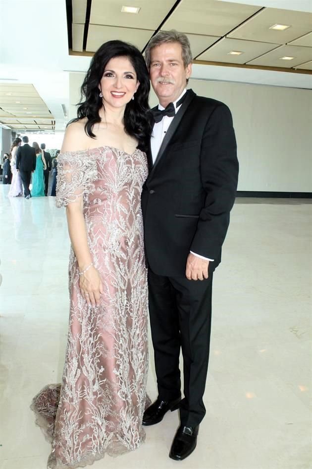 Sandra Elizondo de Gutiérrez y Martín Alfonso Gutiérrez Escamilla, papás del novio