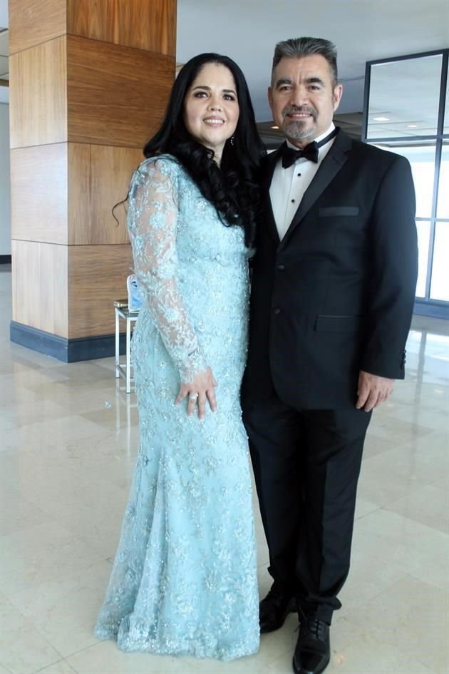 Laura Margarita Benavides de Moreno y Ariel Moreno Castillo, papás de la novia