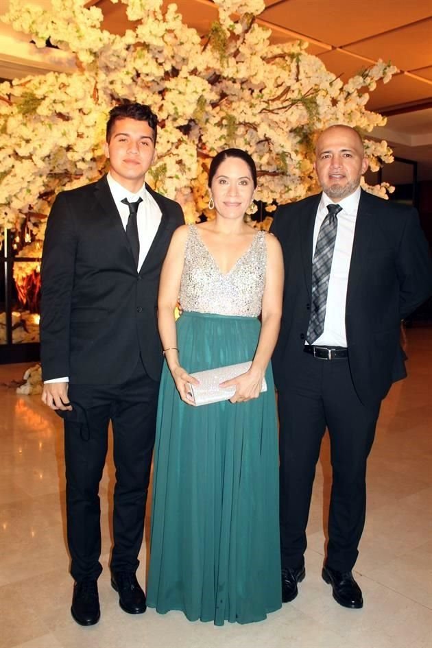 Abner Almaguer, Ana Rivera y Álvaro Almaguer