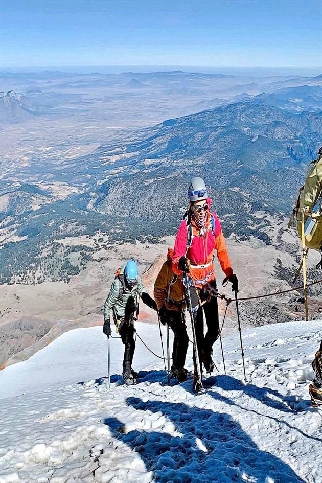 Los montañistas pasaron por un glaciar en su ascenso al Pico de Orizaba.
