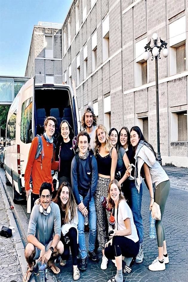 Guillermo Gutiérrez, Marcela Turner, Esteban González, Beto Garza, Georgina Rivero, Isabella González, Paloma Llaguno, Sara Treviño, Juan Pablo Torres, Gaby Gutiérrez e Isabel Zambrano
