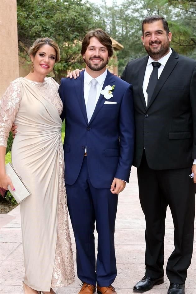 Lorena Tello, el novio y Adrián Madero