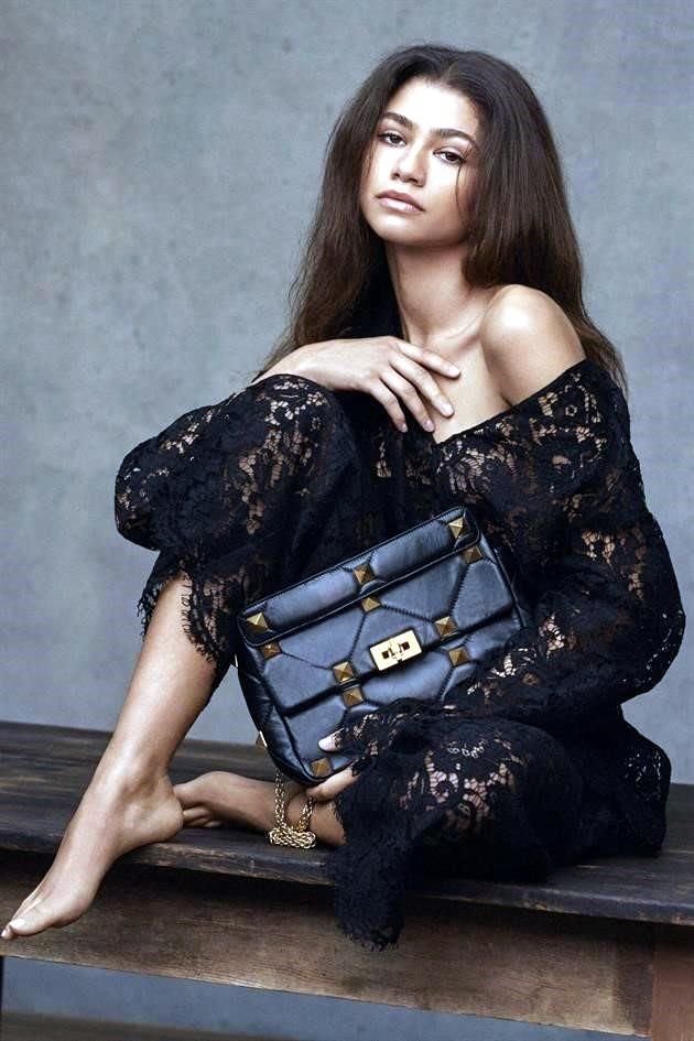 La firma Valentino contrató a la actriz Zendaya para ser imagen de su nueva campaña.