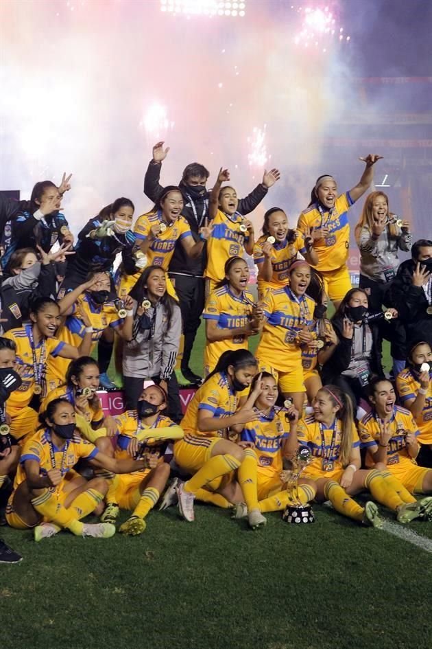 Las jugadoras albiazules festejaron en su cancha.