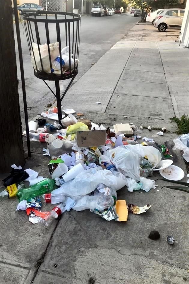 Vecinos de la Colonia Mitras Centro reportan desorden de basura en sus casas por robo de contenedores.